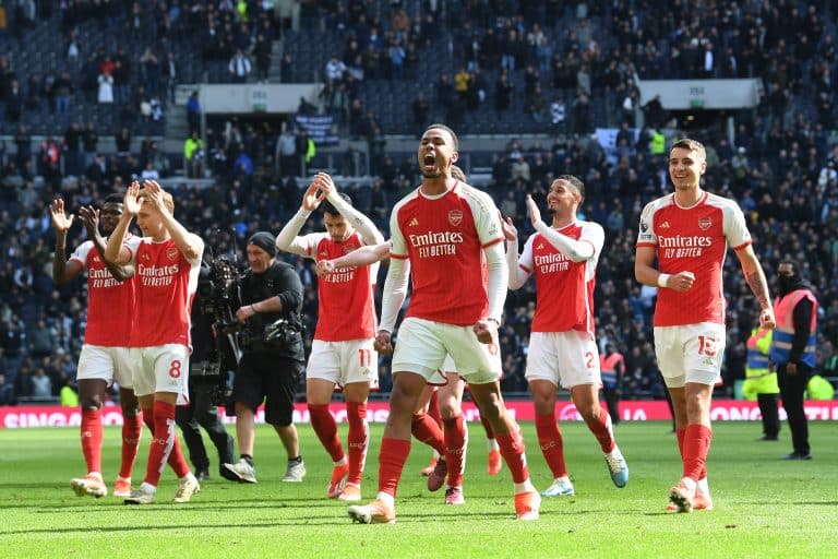 Arsenal vence o North London Derby