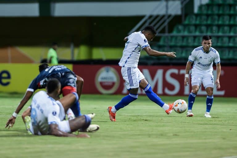 Cruzeiro vence Alianza