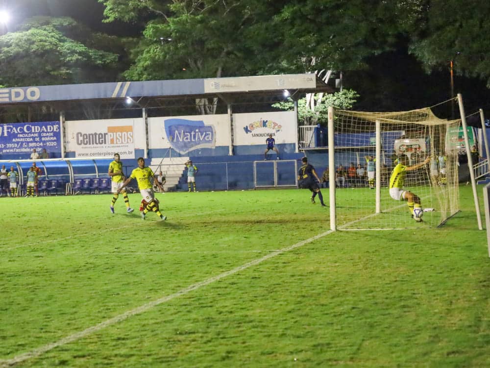 Cauari abriu o placar no primeiro tempo de Aparecidense 1 x 1 São Bernardo com um belo gol de cobertura