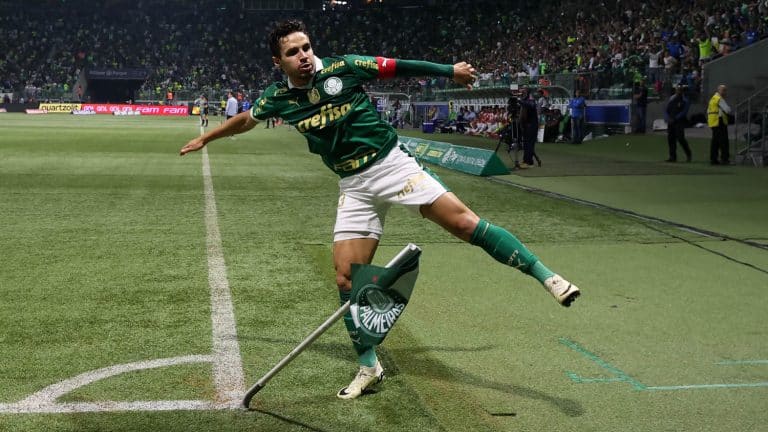 Raphael Veiga abriu o placar para o Palmeiras em vitória contra o Red Bull Bragantino nesta quarta-feira (20)