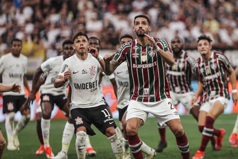 Fluminense e Corinthians se enfrentam no Brasileirão