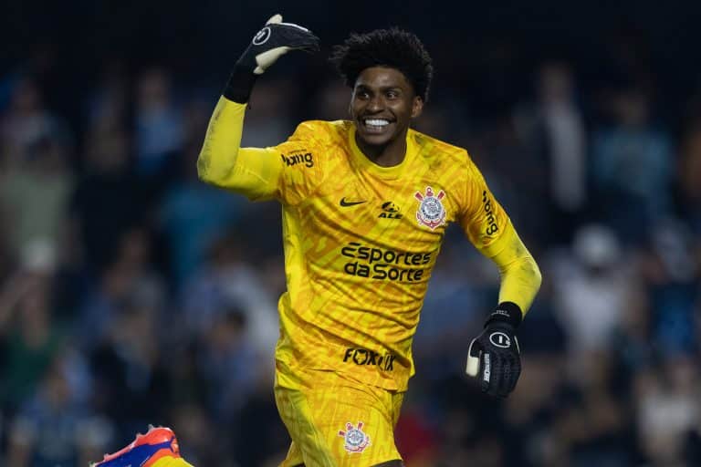 Hugo Souza foi o destaque em Corinthians x Grêmio
