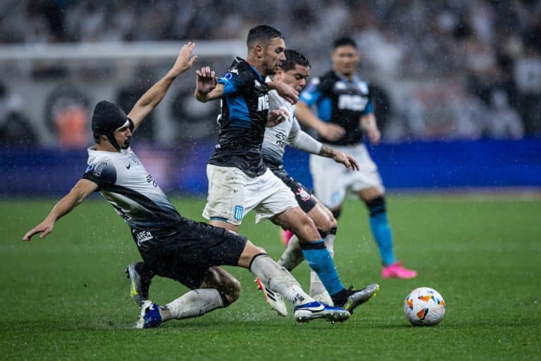 Corinthians x Racing em jogo válido pela semifinal da Copa Sul-Americana