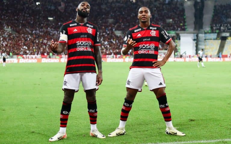 Comemoração de Gerson e Lorran. Jovem marcou o primeiro gol no Maracanã e o segundo pelo Flamengo