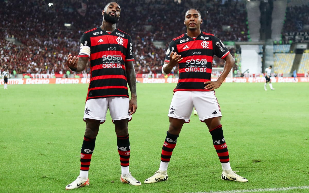 Comemoração de Gerson e Lorran. Jovem marcou o primeiro gol no Maracanã e o segundo pelo Flamengo