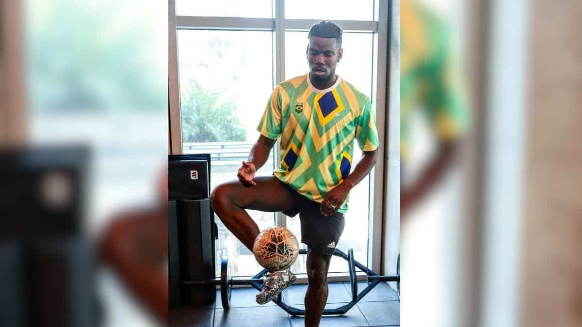 Pogba, alvo do Corinthians, em foto recente usando camisa nas cores do Brasil. Foto: Reprodução/Instagram @paulpogba