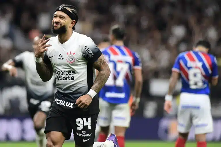 Memphis Depay anotou dois gols e comandou a vitória do Corinthians sobre o Bahia — Foto: Marcos Ribolli