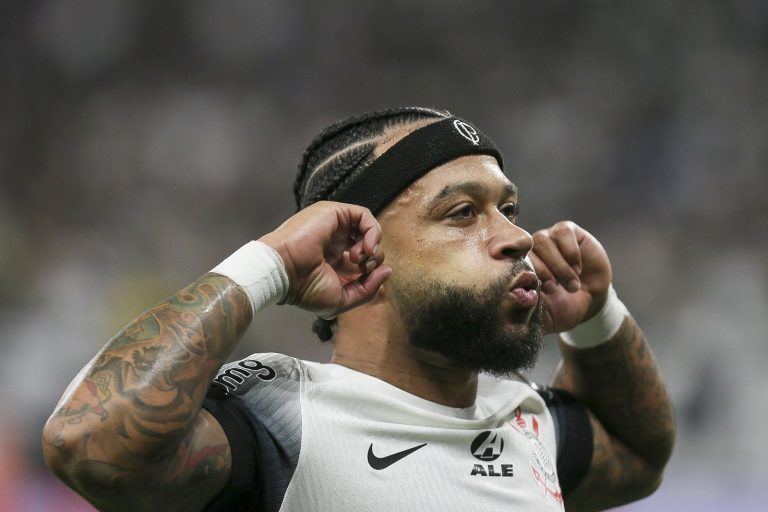Memphis Depay comemorando gol pelo Corinthians. Foto: Ricardo Moreira/Getty Images