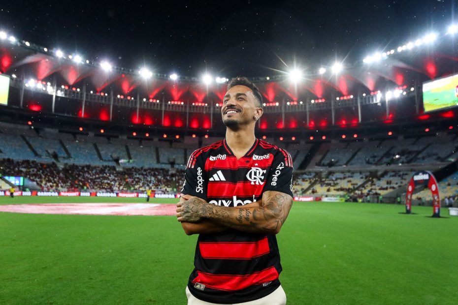 Flamengo vence Sampaio Corrêa por 2 a 0 em dia de apresentação de Danilo no Maracanã