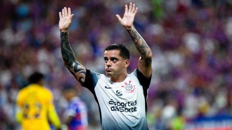 Fagner, novo lateral-direito do Cruzeiro, em ação pelo Corinthians. (foto: THIAGO GADELHA/AFP)