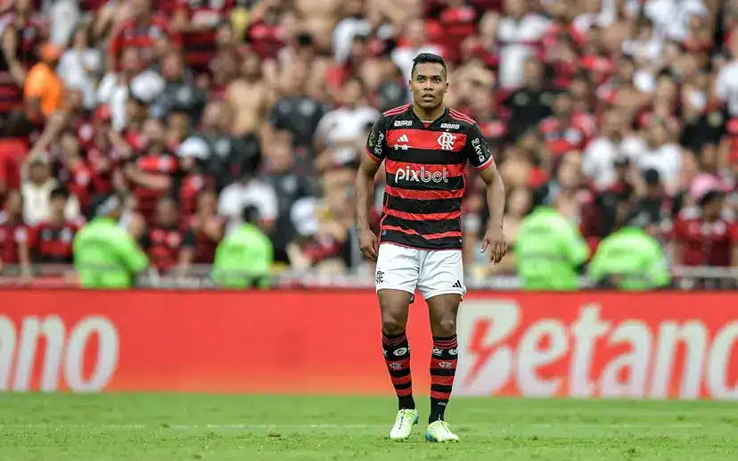 Alex Sandro tem lesão detectada na coxa esquerda e vira desfalque do Flamengo