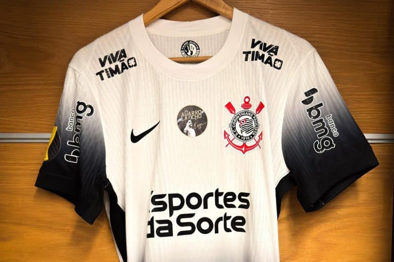 Viva Timão estampa os ombros do uniforme do Corinthians