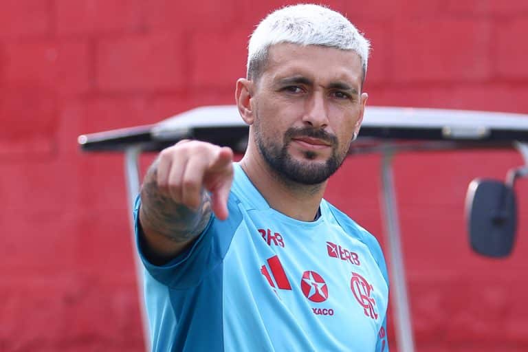 Arrascaeta é um dos desfalques do Flamengo na estreia do Brasileirão