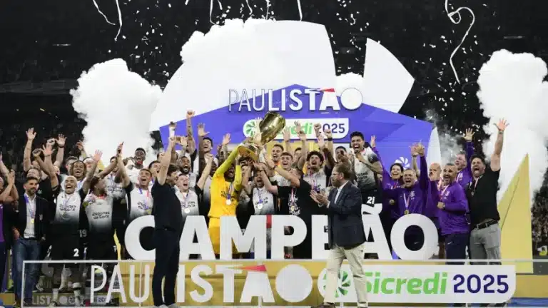Elenco do Corinthians levanta o troféu de campeão paulista de 2025. Foto: Alexandre Battibugli/Ag. Paulistão