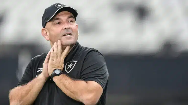 Carlos Leiria, comandando o Botafogo – Foto: Thiago Ribeiro/AGIF
