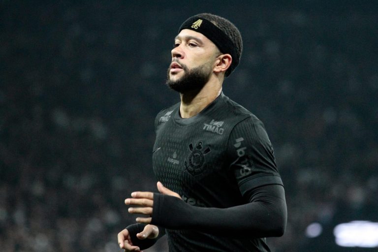 Memphis Depay faz críticas ao Corinthians após partida contra o Fluminense. Foto: Peter Leone