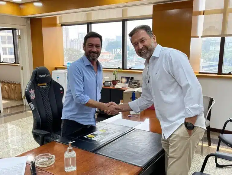 Duilio Monteiro Alves e Augusto Melo, ex e atual presidente do Corinthians — Foto: Divulgação